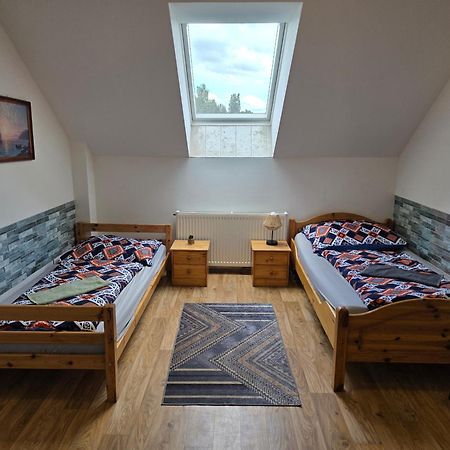 Farm Stay Nh Stables Nyrany 外观 照片