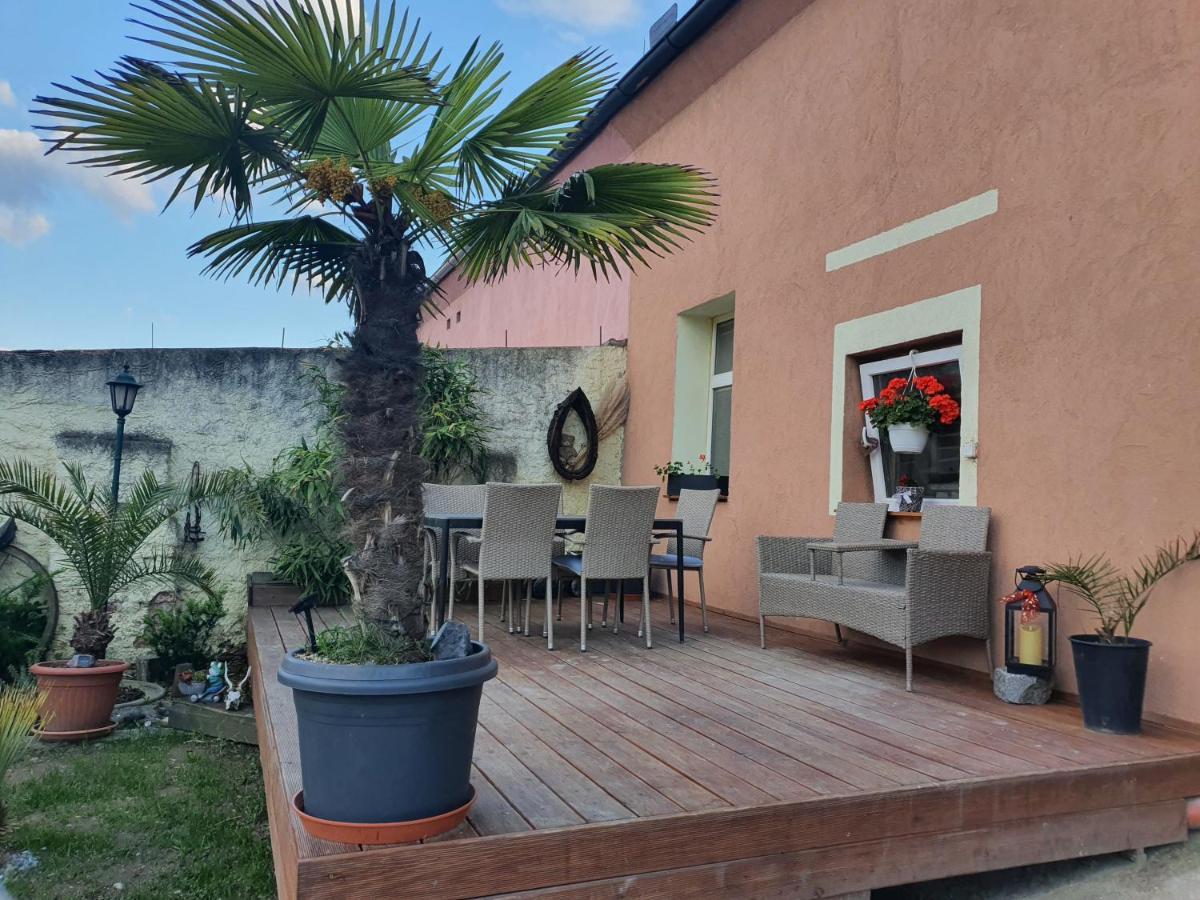 Farm Stay Nh Stables Nyrany 外观 照片