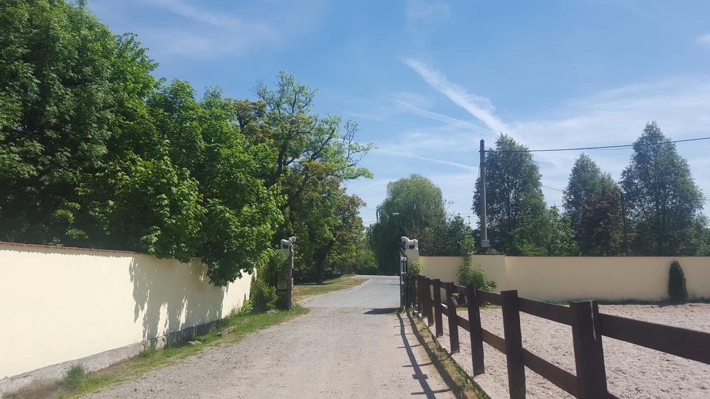 Farm Stay Nh Stables Nyrany 外观 照片