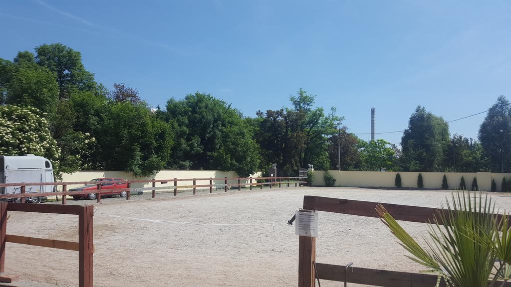 Farm Stay Nh Stables Nyrany 外观 照片