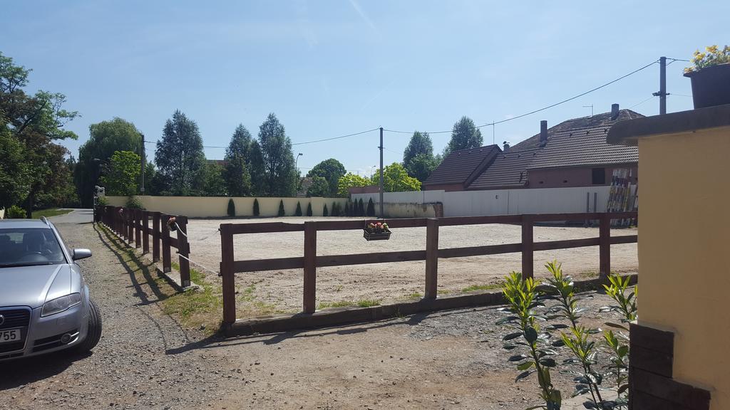 Farm Stay Nh Stables Nyrany 外观 照片