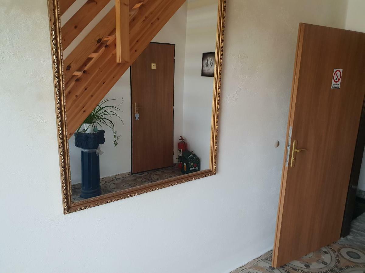 Farm Stay Nh Stables Nyrany 外观 照片
