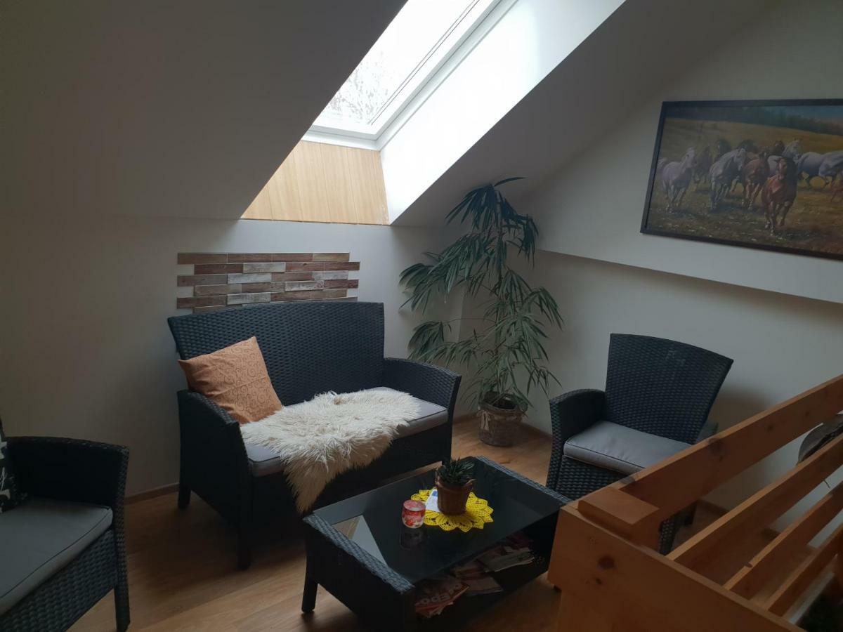 Farm Stay Nh Stables Nyrany 外观 照片