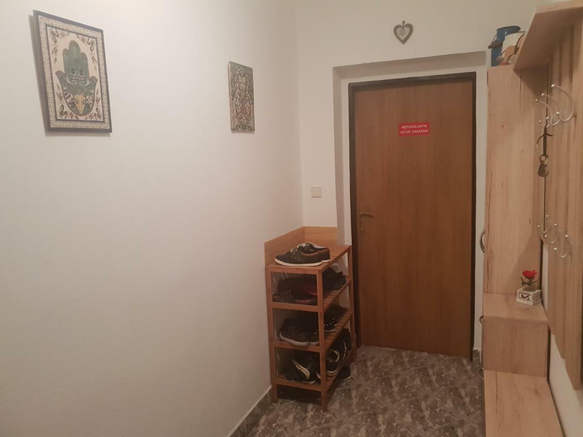 Farm Stay Nh Stables Nyrany 外观 照片